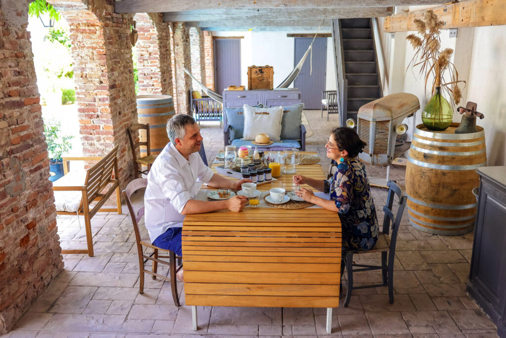 Petit déjeuner extérieur, côté piscine